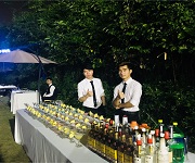 魔貼世家首次新品發布會邀請【佛山展翅調酒咖啡西點培訓學?！空{酒師作為花式調酒演出嘉賓